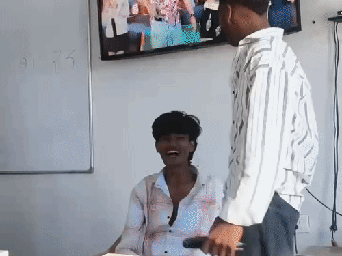 स्मार्ट क्लास में स्क्रीन पर भोजपुरी गाना, छात्रों का डांस:गयाजी में एग्जाम के बीच चल रहा था वीडियो, हाईस्कूल के हेडमास्टर बोले- सस्पेंशन से नहीं डरता