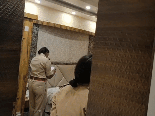 मुजफ्फरपुर के होटल में बेगूसराय की महिला की संदिग्ध मौत:शाम को कमरा बुक कराया, सुबह नहीं खुला दरवाजा; अंदर मिला शव, पुलिस को सुसाइड का शक
