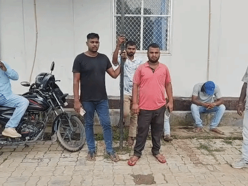 आरा स्टेशन के पास ट्रेन से गिरकर यात्री की मौत:बक्सर का रहने वाला था, दोस्त के घर जाने के लिए निकला था; दूसरे दिन शव की पहचान