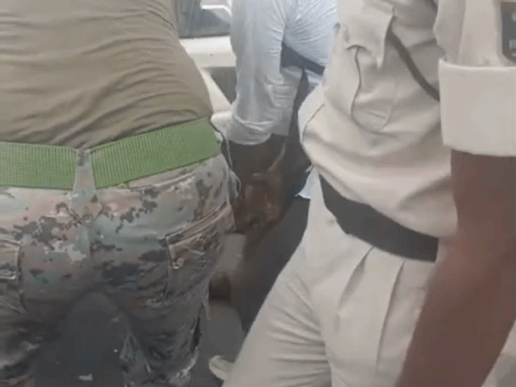 मुजफ्फरपुर में कार-बाइक में सीधी टक्कर, महिला समेत 3 जख्मी:एक की हालत नाजुक, कार छोड़ ड्राइवर फरार; 112 की टीम ने पहुंचाया हॉस्पिटल