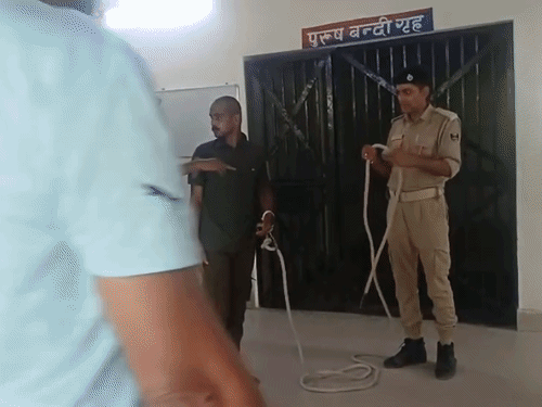 औरंगाबाद पुलिस ने फर्जी आईपीएस को दबोचा, मोबाइल बरामद:फर्जी आईपीएस बनकर वाहन जांच कर रहा था; गया, जहानाबाद में भी दर्ज हैं मामले