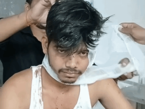 भोजपुर में बदमाशों ने युवक को मारा चाकू, इलाज जारी:घेरकर किया जानलेवा हमला, घायल बोला- 20 दिन पहले आरोपी की बाइक से टक्कर हुई थी