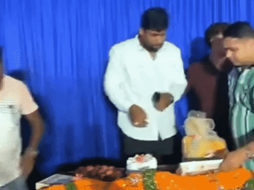आधी रात भाजयुमो जिलाध्यक्ष ने बर्थडे सेलिब्रेट किया, VIDEO:भीड़ जुटने से सड़क पर आने-जाने में हुई परेशानी, FIR दर्ज;नपा अध्यक्ष के भतीजे हैं सिद्धार्थ