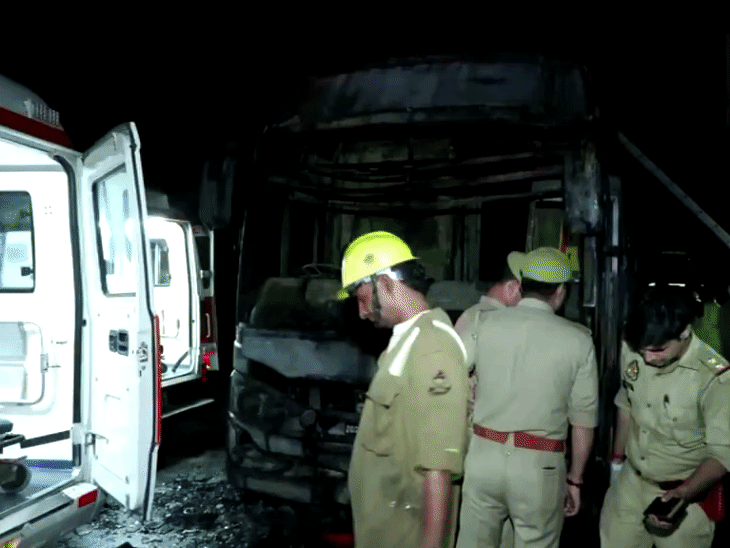 नोएडा में AC बस में आग लगी, 9 जिंदा जले:यमुना एक्सप्रेसवे पर हादसा, 35 यात्रियों को लेकर महोबा जा रही थी