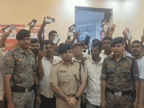 पूर्णिया पुलिस ने 60 खोए मोबाइल लौटाए:ऑपरेशन मुस्कान के तहत 15 लाख के फोन वापस मिले; 4 साल में 1000 से ज्यादा बरामद