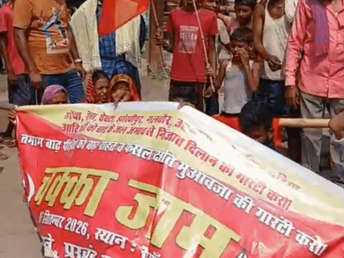 आरा- जलजमाव से जूझ रहे ग्रामीणों ने किया सड़क जाम:मुआवजा, राहत सूची से नाम कटने पर भी जताया आक्रोश, सड़क पर बैठकर सरकार के खिलाफ नारेबाजी
