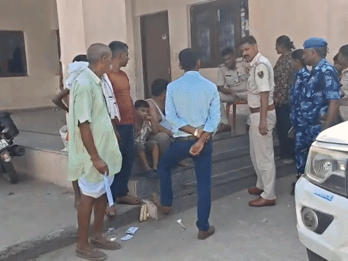 पावापुरी मेडिकल कॉलेज में डिस्चार्ज को लेकर हाई वोल्टेज ड्रामा:बदहाल व्यवस्था और रिपोर्ट में देरी को लेकर भड़के लोग, नोकझोंक के बाद हुई हाथापाई