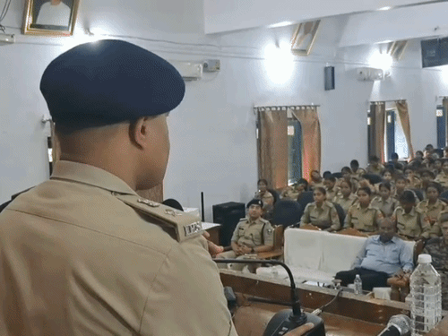 गया कॉलेज में साइबर सुरक्षा, नशा मुक्ति का लेक्चर:NCC कैडेट्स को OTP फ्रॉड से बचाव के तरीके बताए, बोले- खुद के साथ परिवार को जागरूक करें