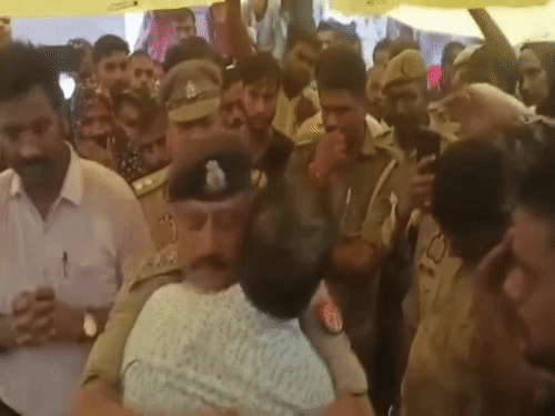 कौशांबी में फूट-फूटकर रोए CO:4 बच्चों की पिता को गले लगाकर बोले- मैं आपके साथ, 11 घंटे में ढहाया आरोपी मालिक का मकान