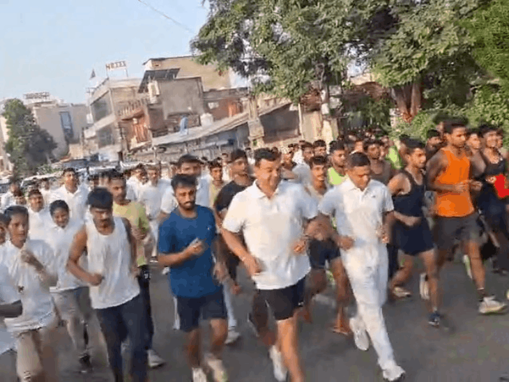 करौली में पुलिस और आमजन ने लगाई फिटनेस की दौड़:सरदार पटेल की 150वीं जयंती पर मैराथन; पुलिसकर्मी, खिलाड़ी और युवा हुए शामिल