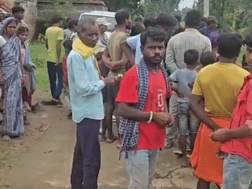 पिता पर ओझा का आरोप लगाकर बेटे ने की हत्या:शव को लेकर फरार, मृतक की बहू बोली- देवर ने ससुर का गला दबाया था