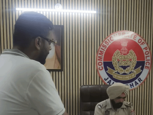 जालंधर में नशा तस्कर की शिकायत ASI ने की बदसलूकी:पीड़ित से दुर्व्यवहार व कांग्रेस नेता से बहस का वीडियो वायरल