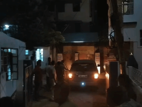 भागलपुर के तीन थाना क्षेत्रों में केरलम पुलिस की छापेमारी:महिला समेत चार लोगों को हिरासत में लिया, मोबाइल जब्त कर डिटेल खंगालने में जुटी टीम