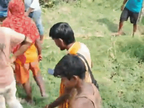 कोसी बांध से नीचे पलटी पिकअप, दो लोगों की मौत:दरभंगा में एक मृतक के परिजन ने पोस्टमॉर्टम कराने से किया इनकार, तीन अन्य घायल