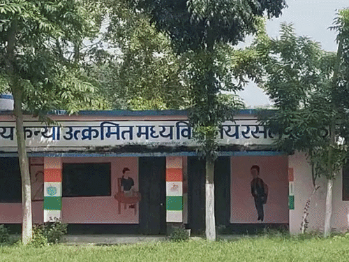 समस्तीपुर- एक साथ तीन शिक्षकों के ट्रांसफर पर भड़के छात्र:स्कूल में तालाबंदी कर शिक्षा विभाग के खिलाफ नारेबाजी की, शिक्षा अधिकारी के पहुंचने पर मामला शांत