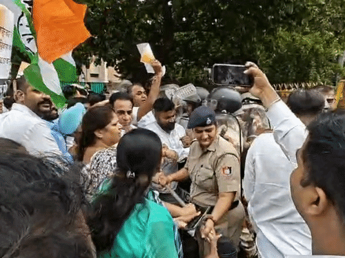 राहुल गांधी पर FIR का विरोध, चंडीगढ़ कांग्रेस का प्रदर्शन:BJP के खिलाफ सड़कों पर उतरे; केंद्र सरकार की नीतियों पर साधा निशाना