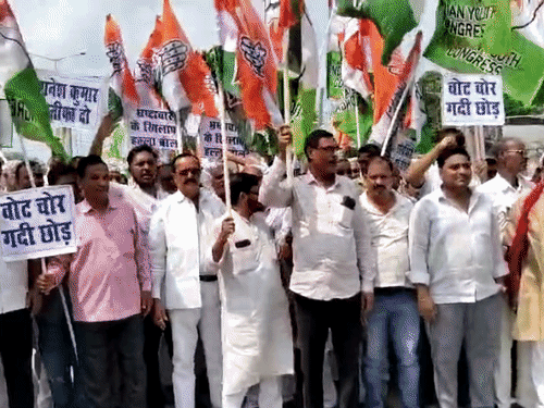 औरंगाबाद में कांग्रेस का प्रदर्शन, शहर में मार्च निकाला:SIR में गड़बड़ी का लगाया आरोप, मुख्य चुनाव आयुक्त का फूंका पुतला