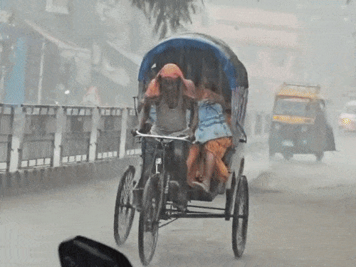 दरभंगा में बारिश से अस्पताल रोड में जलजमाव; VIDEO:डेढ़ घंटे बारिश के बाद शहर की सड़कों पर पानी, लोग बोले- नगर निगम सो रहा