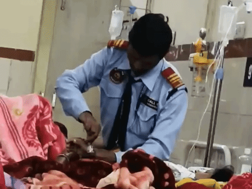 रायपुर के अस्पताल में गार्ड ने मरीज को चढ़ाई ड्रिप,VIDEO:1 दिन में 12 ऑपरेशन हुए, कहा- नर्स बिजी थी, उनके कहने पर कैपिंग की