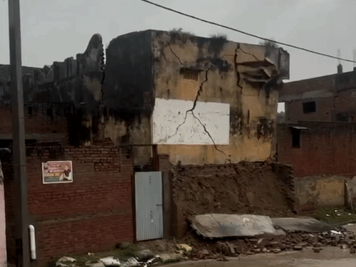 बदायूं में 70 साल पुरानी कोठी भरभराकर गिरी,VIDEO:भाजपा नेता की थी, बारिश के चलते 8वीं तक के स्कूल बंद