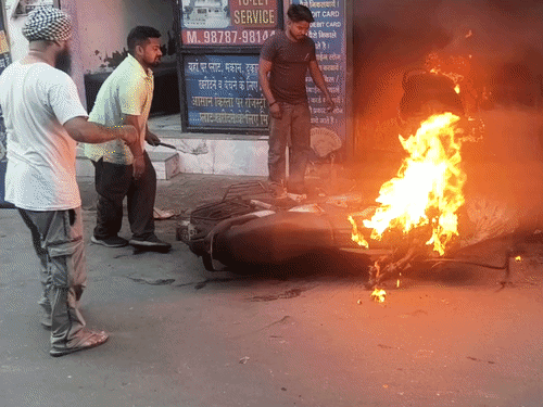 लुधियाना में ऑटो रिपेयर की दुकान में लगी आग:शार्ट सर्किट से हुआ धमाका, एक्टिवा-मोटरसाइकिल हुई राख