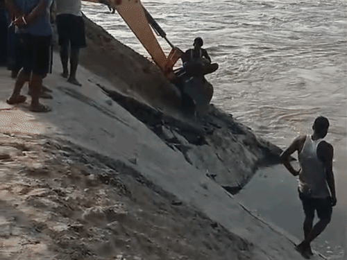 समस्तीपुर- निर्माणाधीन बख्तियारपुर-ताजपुर फोरलेन के पिलर का एप्रोच पथ धंसा:गंगा के पानी के तेज बहाव के कारण हुई घटना, तीन जगह करीब 40 फीट तक बैठी मिट्टी