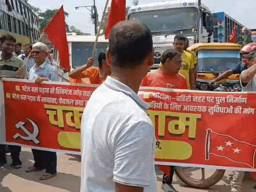 आरा में 4 सूत्री मांग को लेकर माले का चक्काजाम:श्रीटोला-बहिरो नहर पर नए पुल के निर्माण की मांग, जर्जर सड़कों को लेकर सड़क पर उतरे सांसद