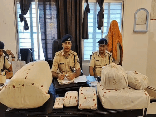 घर में पैकेट बनाकर बेच रहा था गांजा:घर से खरीद बिक्री कर रहा था,गुप्त सूचना के आधार पर पुलिस ने की कार्रवाई,25 किलो 100 ग्राम गांजा बरामद