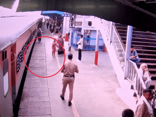 चलती ट्रेन में चढ़ते समय गिरे यात्री, जवान ने बचाया:CCTV में कैद हुआ हादसा, अंबाला कैंट स्टेशन पर बड़ा हादसा टला