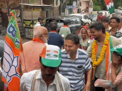 प्रचार के दौरान आमने-सामने आए कांग्रेस-बीजेपी प्रत्याशियों ने हाथ मिलाया:कार्यकर्ताओं ने भी एक-दूसरे से हाथ मिलाया, वार्ड 33 में वोटिंग का बहिष्कार