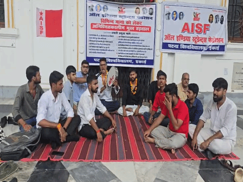 पटना यूनिवर्सिटी के छात्र भूख हड़ताल पर बैठे:10 सूत्री मांगों को लेकर किया प्रदर्शन, कुलपति को तत्काल प्रभाव से हटाने की मांग