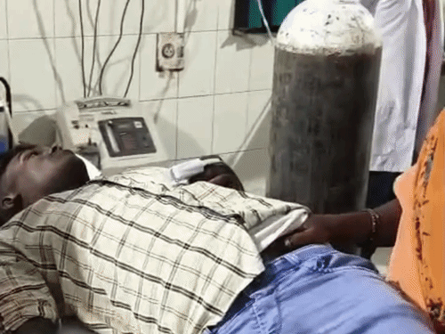 समस्तीपुर- युवक को सांप ने डंसा, झाड़फूंक करती रही महिला:मरीज के पेट पर हाथ रख पढ़ती रही मंत्र, अस्पताल में 30 वायल एंटी-स्नेक वेनम देकर बचाई जान