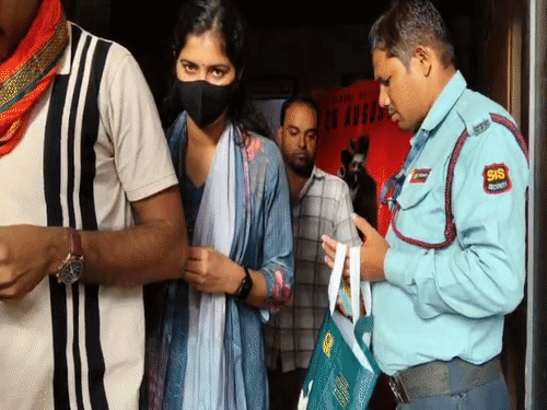 पटना-फिल्म ‘हनुमान अंश’ देखने वालों को बांटी हनुमान चालीसा:थियेटर से निकलते लोगों को मिली, दर्शक बोले- सभी को देखनी चाहिए बाबा नीब करोरी की कहानी
