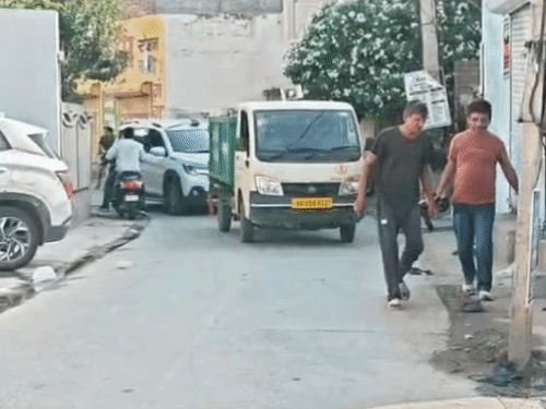 फतेहाबाद में 27 दिन बाद कचरा उठान शुरू:पुलिस सुरक्षा के बीच वाहन रवाना; नगर परिषद के बाहर लगाया नोटिस