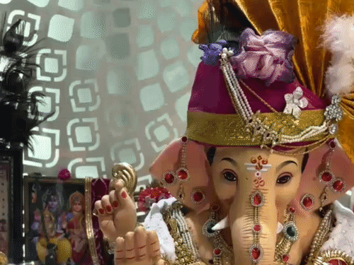 इंदौर में गणेश उत्सव की अनोखी थीम:चाय पीते, टीवी देखते और पिकलबॉल खेलते दिखे गणपति; साढ़े 3 महीने में तैयार हुआ यह पंडाल