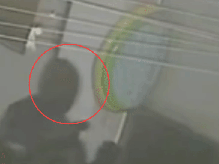 रिटायर्ड इंजीनियर के घर से लाखों के जेवर-नकदी चोरी:CCTV के तार काटे, इंटरलॉक तोड़ अंदर घुसे चोर; परिवार गुजरात गया था