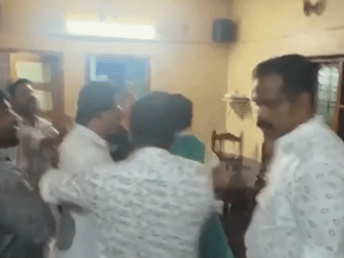 केरलम में महिला कांग्रेस विधायक के साथ हाथपाई:कार्यकर्ताओं ने हाथ मरोड़ा, धक्का-मुक्की की; राम्या हरिदास अस्पताल में भर्ती, 7 लोगों पर FIR