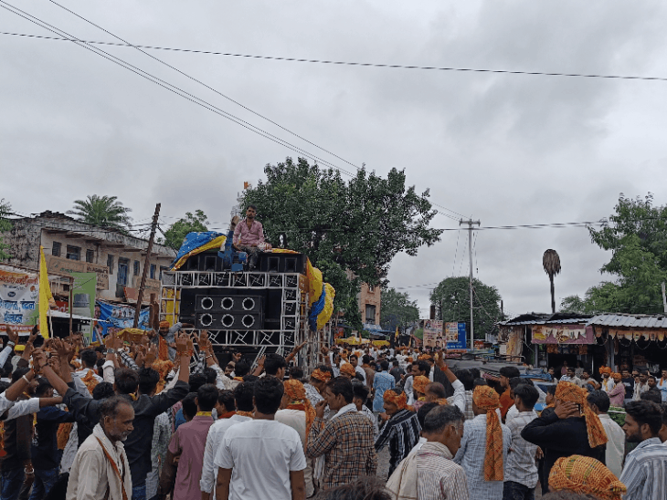 अशोकनगर में यादव समाज ने श्रीकृष्ण जन्मोत्सव मनाया:शोभायात्रा निकाली, 10वीं-12वीं के मेधावी छात्रों के सम्मानित किया