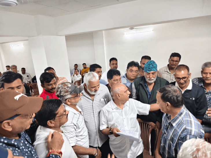 जिला फुटबॉल संघ में 24 साल से एक ही अध्यक्ष-सचिव:खिलाड़ियों ने निष्पक्ष चुनाव की मांग की, भाजपा प्रदेशाध्यक्ष को ज्ञापन सौंपा
