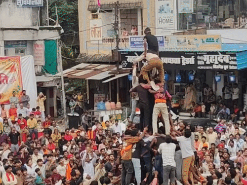 रायसेन में रमसिया टीम ने मटकी फोड़ जीता कंपटीशन:9 टीमों ने हिस्सा लिया, 36 हजार का इनाम जीता; महामाया चौक पर हुआ आयोजन