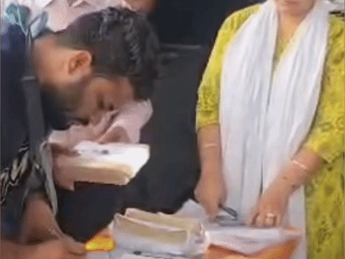 सेल्समैन ने राशन लेने आए ग्रामीणों से की अभद्रता:गाली-गलौज और मारपीट की कोशिश,  CM हेल्पलाइन पर शिकायत की