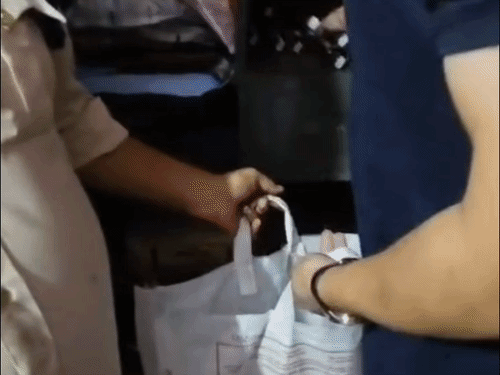 संजय कॉलोनी में घर से 84 लीटर शराब जब्त:एक महिला सहित दो लोगों पर FIR, शिकायत के बाद पुलिस ने की कार्रवाई