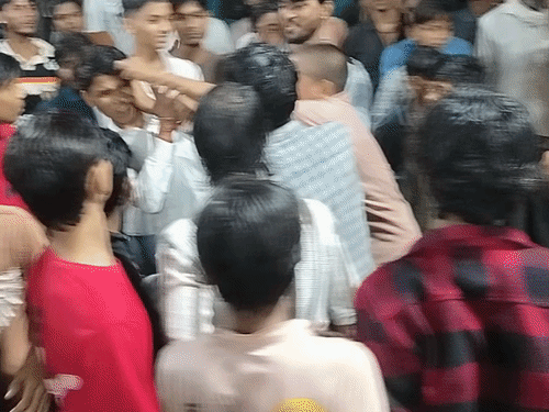 छतरपुर में मटकी फोड़ के दौरान दो गुटों में मारपीट:एक युवक को कई लड़कों ने घेरकर पीटा; पहचान में जुटी पुलिस