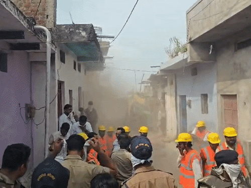 MP शराबकांड- करणी सेना नेता के घर पर चला बुलडोजर:सागर में 3 आरोपियों के 6 मकानों पर एक्शन; 3 JCB के साथ फोर्स तैनात