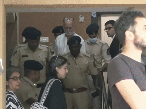 पत्रकार तरुण तेजपाल का गोवा कोर्ट में सरेंडर, जेल गए:SC ने याचिका ठुकराई थी; 2013 रेप केस में 10 साल की सजा मिली है