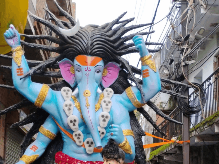 शिवपुरी में 12 फीट की गणेश प्रतिमा क्षतिग्रस्त:विवाद के बाद दूसरी प्रतिमा आई; डीजे पर नाचते-गाते झांकियों में शामिल हुए लोग