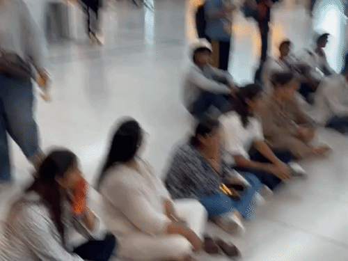 स्पाइसजेट की 2 दुबई फ्लाइट 24 घंटे से ज्यादा लेट:दिल्ली एयरपोर्ट पर यात्रियों का प्रदर्शन, करीब 200 लोग टर्मिनल के अंदर जमीन पर बैठे