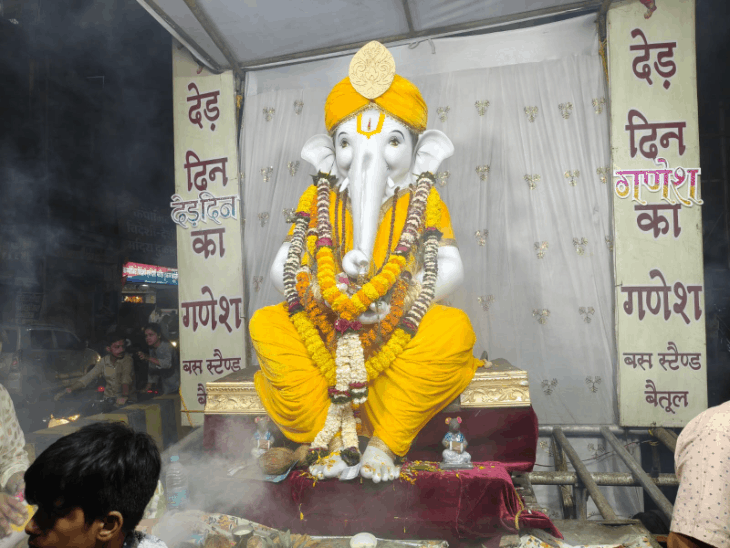 बैतूल बस स्टैंड पर डेढ़ दिन वाले गणेश का विसर्जन:ढोल की थाप पर नाचते-गाते दी बप्पा को विदाई, 4 साल से निभा रहे परंपरा