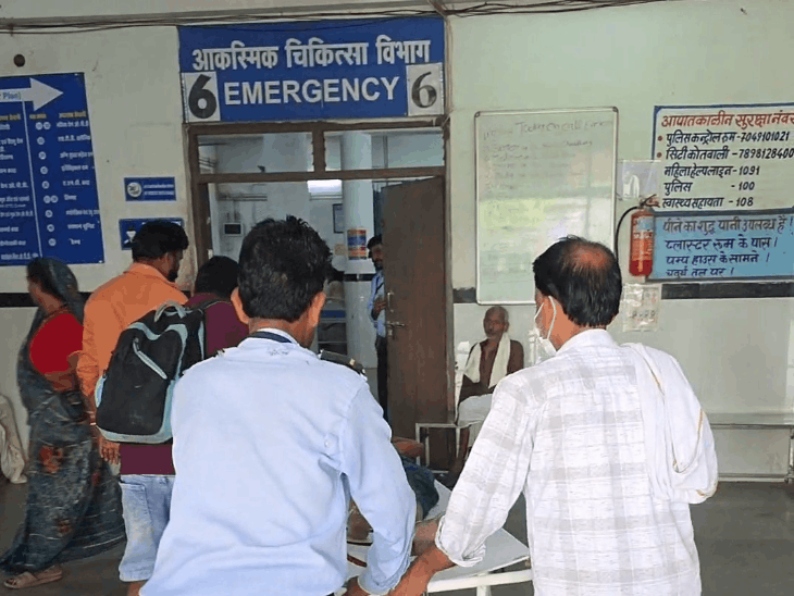 बुजुर्ग को टक्कर मारकर भागा बुलेट सवार:छतरपुर में लोगों ने 75 साल की महिला को अस्पताल छोड़ा; उपचार के लिए भर्ती