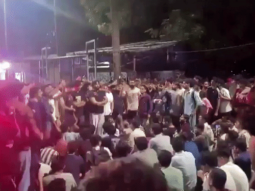IIT बॉम्बे डायरेक्टर ने छात्र प्रदर्शनकारियों की 18 मांगें मानी:3 घंटे मीटिंग की, साहिल सुसाइड केस में आरोपी प्रोफेसर सस्पेंड, क्राइम ब्रांच करेगी जांच